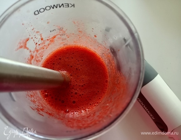 Достать клубнику из холодильника, залить фруктовым соком и хорошо пробить блендером.