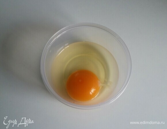 Разбиваем куриное яйцо в емкость,