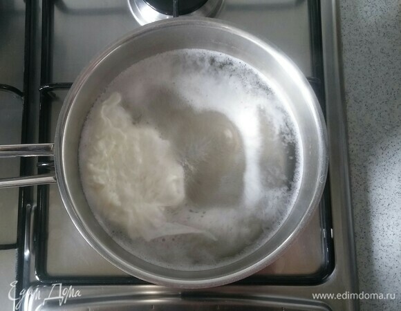 Варим яйцо пашот. Для этого наливаем в ковшик 1 литр холодной воды, затем добавляем соль и уксус. Перемешиваем и кипятим. Когда вода закипела, нужно сделать воронку в воде (для этого нужно активно помешать воду столовой ложкой или венчиком) и в эту воронку осторожно вылить подготовленное куриное яйцо. После убавить огонь и варить 4 минуты.