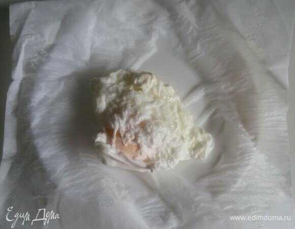 Когда яйцо пашот сварилось, нужно вынуть его из воды и положить на салфетку, чтобы впиталась вода.