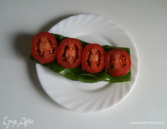Затем выкладываем на листики черемши нарезанный помидор.