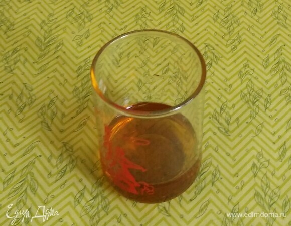 Отмеряем 10 мл рома.