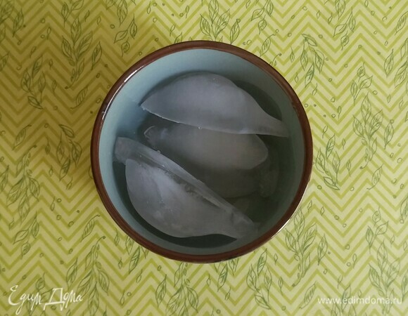 Достаем лед из холодильника.