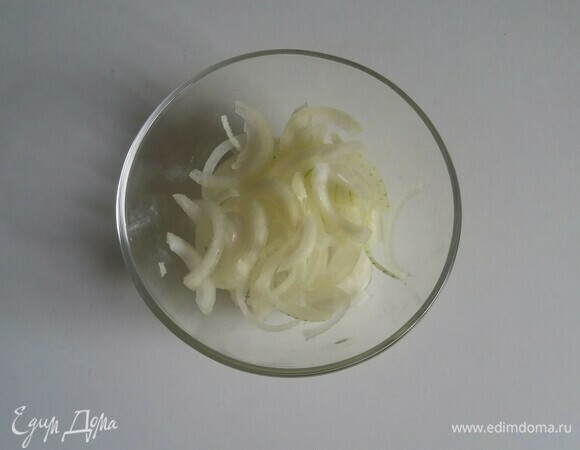 Репчатый лук нарезать полукольцами и распушить руками.