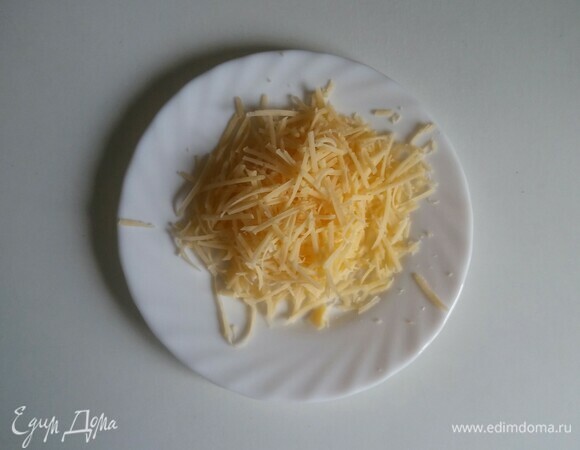 На мелкой терке натереть сыр.