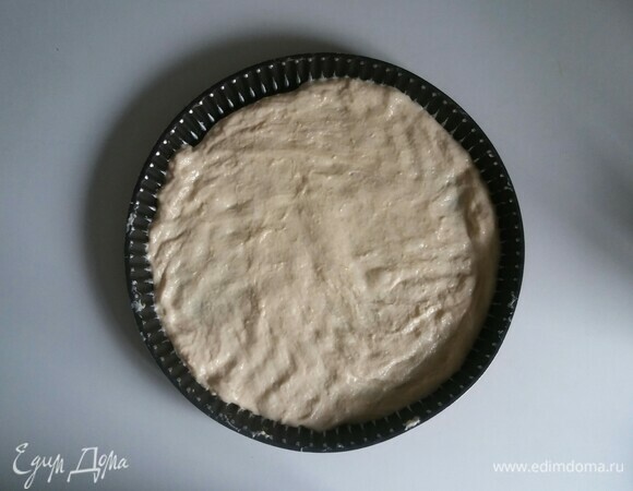 Тесто уже растаяло. Смазать противень оливковым маслом и раскатать на нем тесто.