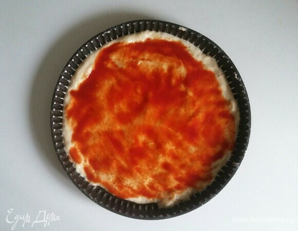 Затем смазать протертыми помидорами.