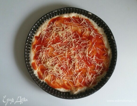 После этого нужно посыпать тесто сыром.