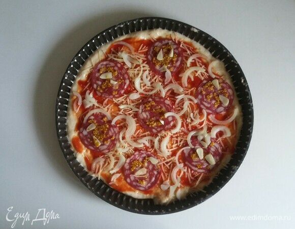 Затем выкладываем нарезанный репчатый лук.