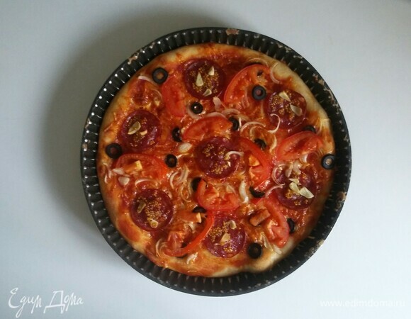 Разогреваем духовку до 200°C и ставим в нее противень с пиццей на 20 минут (время приготовления зависит от вашей духовки). Готовую пиццу перекладываем на блюдо, украшаем кусочками листиков черемши (ее можно произвольно порвать руками). Подавайте пиццу к столу. Приятного аппетита!