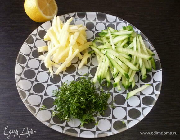 Для салата огурец и яблоко нарезать соломкой. Яблоко лучше очистить от кожицы, так салат получится нежнее. Мелко нарубить укроп.