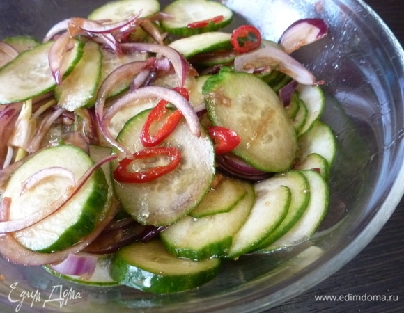 Смешайте все ингредиенты в миске и вылейте заправку. Аккуратно перемешайте салат. При подаче посыпьте поджаренным арахисом. Дать салату немного постоять и пропитаться.