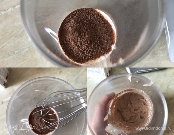 Для рецепта нам потребуется детский какао-порошок, который просто растворяется в воде или молоке, он сладкий. Итак, в глубокий стакан от блендера налить холодные сливки, добавить какао и взбить смесь венчиком до образования густой светло-коричневой пены. Взбиваем примерно одну минуту.