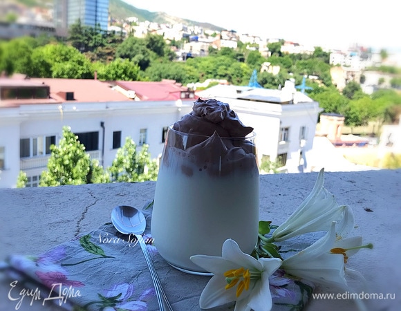 В стакан наливаем молоко — оно может быть как теплым, так и холодным — и сверху распределяем сливочно-шоколадную массу.