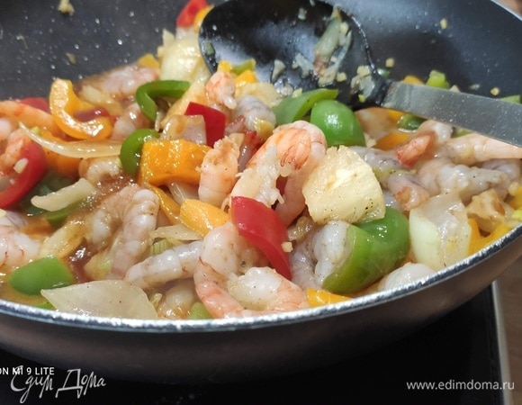 Добавить в сковороду по необходимости оставшееся масло, выложить креветки и и обжаривать в течение минуты, время от времени перемешивая. Слегка посолить и поперчить.
