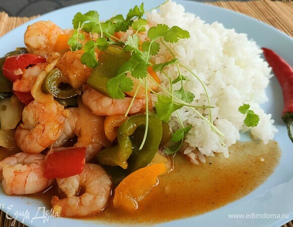 Влить соус и довести до кипения, постоянно помешивая. Снять вок с огня, по необходимости посолить и поперчить по вкусу. Подавать креветки с ароматным рассыпчатым рисом и свежей кинзой.