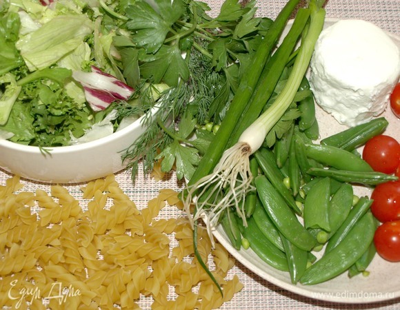 Подготовить все необходимые продукты. Макароны отварить в подсоленной воде, как указано на упаковке. Зелень (укроп, петрушка зеленый лук) мелко рубим. Помидоры черри разрезаем на две или четыре части.