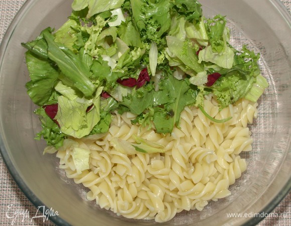 В миске соединяем макароны и салатный микс.