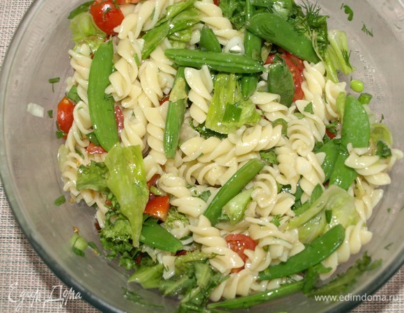 Добавляем стручковый горошек, рубленую зелень и помидоры черри. В отдельной миске смешать все ингредиенты для заправки. Добавляем заправку в салат и хорошо перемешиваем.