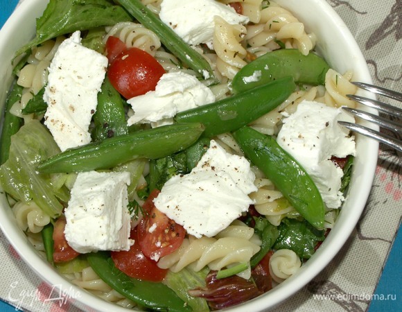 Раскладываем салат порционно. Добавляем овечий сыр и свежемолотый черный перец. По желанию можно добавить соль по вкусу.