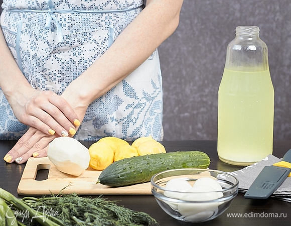 Картофель и яйца отварите и остудите. Дайкон очистите. Огурцы и зелень вымойте. Все продукты положите в холодильник и дайте им охладиться. Все ингредиенты должны быть одинаковой температуры.