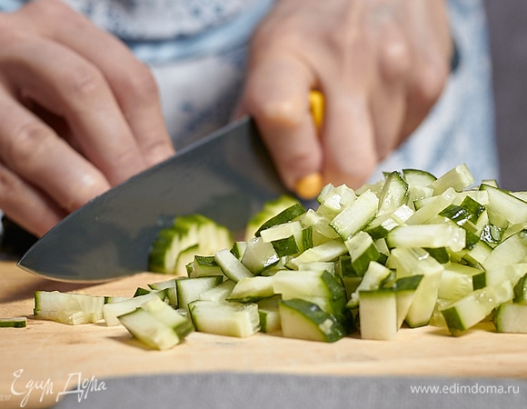 Огурцы порубите такими же кубиками, как и картофель.