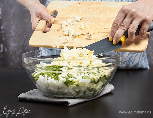 Все смешать в большой салатнице. Так же покрошить три из четырех яиц.