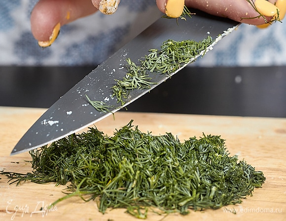 Мелко порубить лук и укроп.