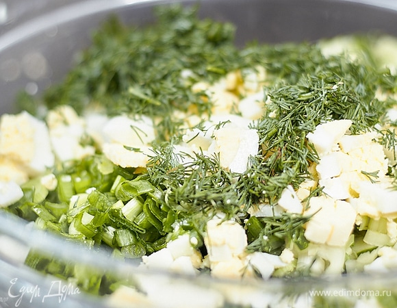 Миску с овощами накрыть пленкой и убрать в холодильник, чтобы не нагревалась. Я не ем мяса, поэтому это мой вариант, для остальных на выбор подается холодная говядина, вареная колбаса или курица.