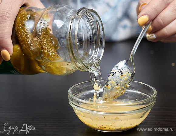 Начинаем готовить заправку. Мед и горчицу тщательно перемешать. Добавьте рассол. У нас от маринованных корнишонов. Он в меру кислый, сбалансирован по пряностям.