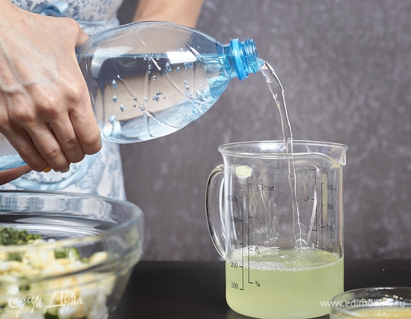 Разбавить холодной газированной водой. У меня артезианская. Ее объем — половина от объема сыворотки.