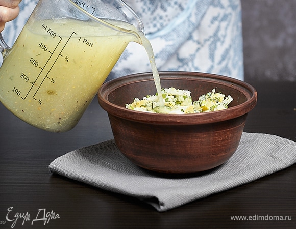 Доливаем сыворотку. Заправку лучше готовить по количеству порций, она не хранится. Лучше потом, при необходимости, замешайте еще.