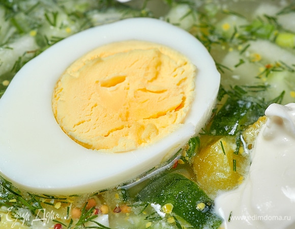 Добавляем по вкусу сметану и половинку вареного яйца. Перемешиваем и угощаемся! Это просто невероятно вкусно! С любовью, мы.