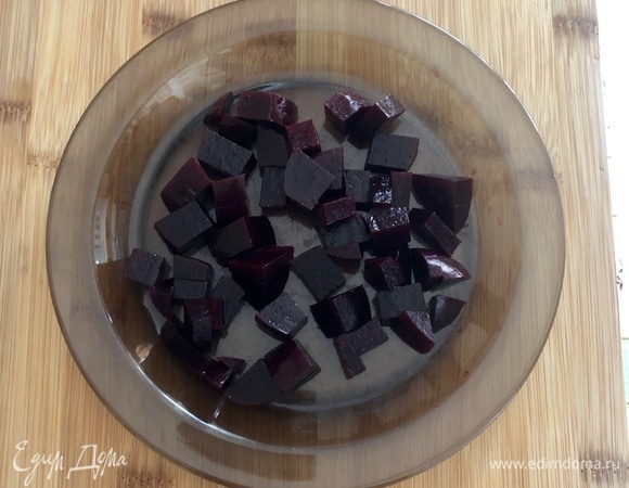 Свеклу отварить, охладить и нарезать кубиком.