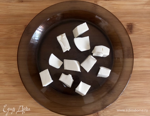 Сыр также нарезать кубиком.