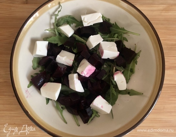 В салатник выложить руколу, свеклу и сыр.