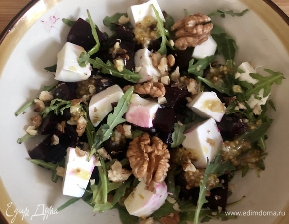 Полить заправкой салат, посыпать толченым грецким орехом. Готово.