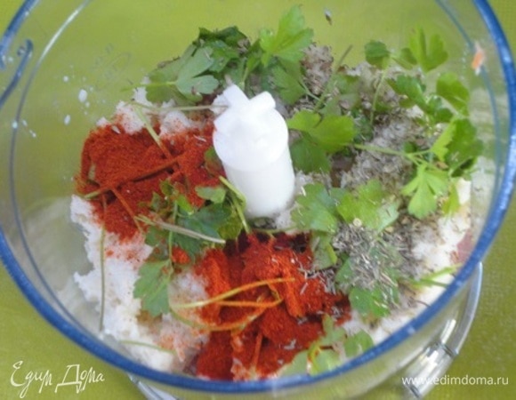 Для фарша измельчите мясо с луком, хлебом, петрушкой и пряностями. Вымесите, отбейте и сформируйте шарики.