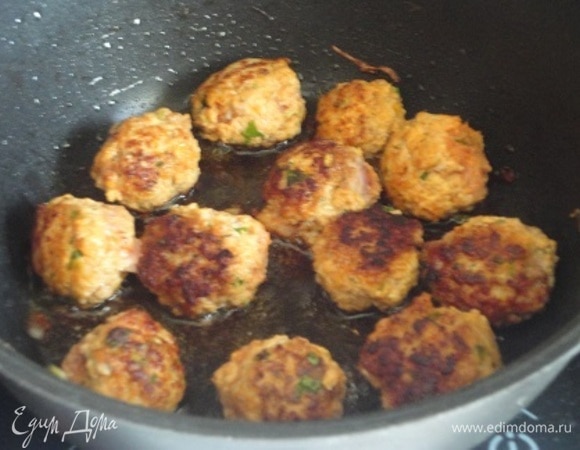 В течение 2–3 минут обжарьте фрикадельки до образования румяной корочки.