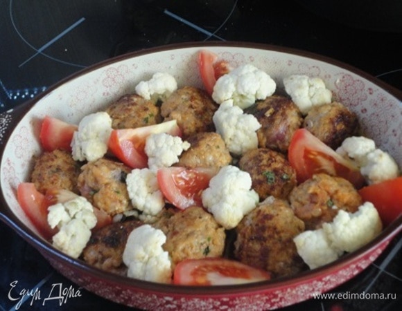 Между фрикадельками уложите соцветия капусты и дольки помидоров. Моя ошибка — маленькая форма, что не позволило разместить побольше цветной капусты. Запекаем в духовке 25–30 минут при температуре 200°C.