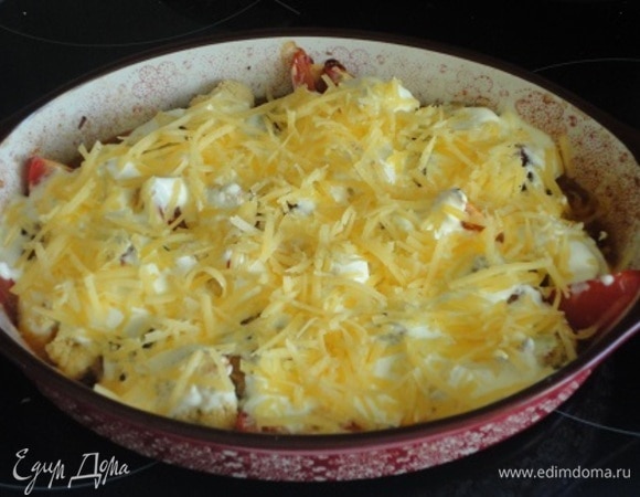 Залейте фрикадельки с овощами соусом и посыпьте тертым сыром. И верните в духовку еще на 5–10 минут, до золотистой корочки.