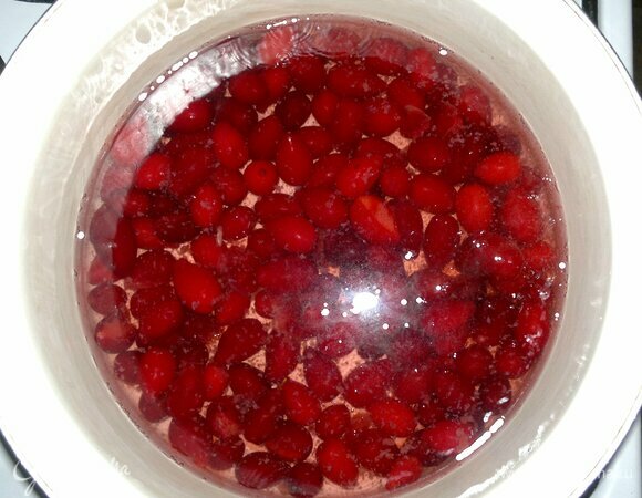 В кастрюле вскипятить 0,5 л воды. Выложить ягоды и проварить до мягкости. Отваренный кизил откинуть на сито, отвар не выливать. Кизил протереть через сито. Соединить пюре с отваром.