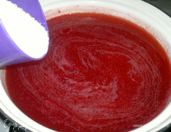 От оставшихся двух литров воды отлить 3/4 стакана. Остальную воду соединить с кизиловым отваром и пюре. Поставить на огонь, довести до кипения на среднем огне. Всыпать сахар по вкусу, перемешать.