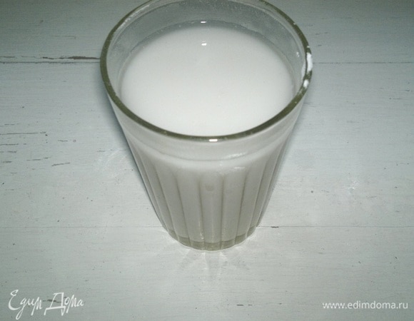 В отлитую холодную воду добавить крахмал, перемешать.