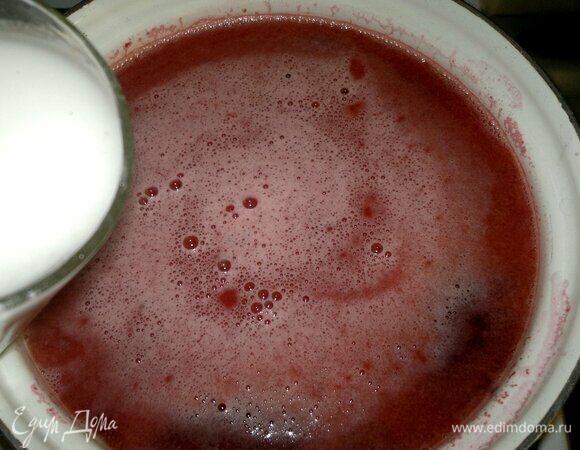 В кипящий отвар кизила влить тонкой струйкой воду с крахмалом, непрерывно помешивая.