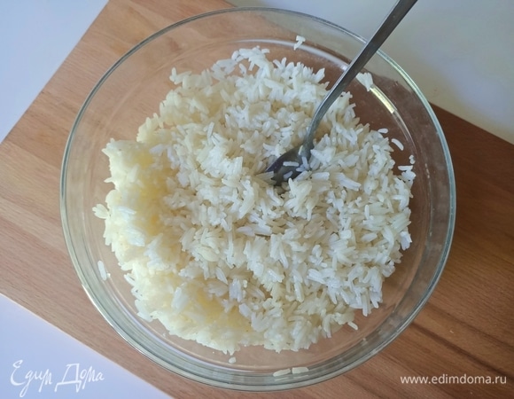 Рис хорошо промыть и отварить до готовности. Остудить.