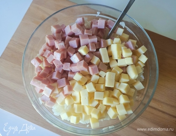 Ветчину и сыр нарезать кубиками. Добавить к рису и перемешать.