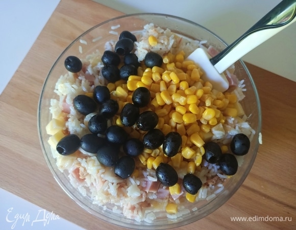 Далее добавляем тунца, кукурузу и черные оливки. Перемешиваем.