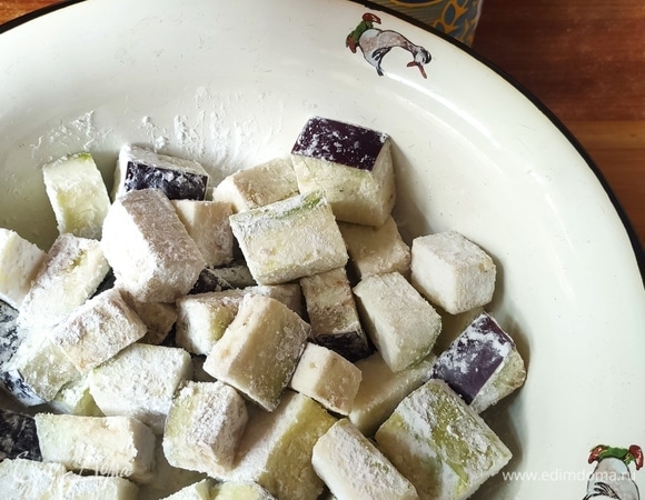 Баклажаны и кабачки нарезаем кубиком и добавляем кукурузный крахмал, хорошо перемешиваем.