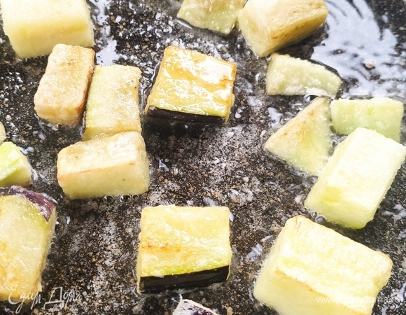 Обжариваем на растительном масле до золотистой корочки.